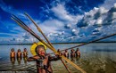 Độc đáo bộ tộc ở Brazil săn cá bằng cung tên