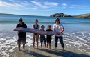 "Thủy quái” dài 3,6m bất ngờ xuất hiện trên bãi biển: Nghi điềm gở? 