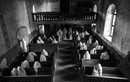 Sự thật về các “hồn ma” cúi đầu cầu nguyện trong nhà thờ bỏ hoang