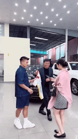 Xuất hiện ở showroom ô tô, vợ cầu thủ Quang Hải có giống ảnh mạng