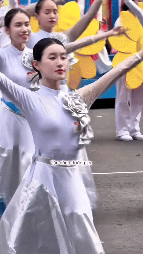 Bí Đỏ biểu diễn ở “concert quốc gia” khí chất trâm anh thế phiệt