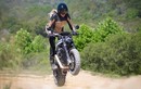 Mẫu Tây “nài cứng” siêu xế độ MV Agusta scrambler