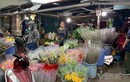 Phát hoảng đi chợ 29 Tết, hoa tươi tăng giá gấp 3 lần