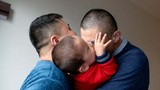 Người đồng tính Trung Quốc 'dễ thở' hơn sau khi sinh con cho ông bà bế