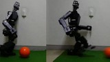 Độc đáo robot đá bóng siêu đẳng