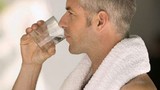 Uống nước mát hay bình thường khi tập thể dục?