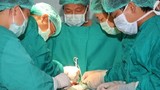 Lần đầu ở Việt Nam: Bác sĩ mổ tim, bệnh nhân vẫn nói