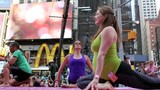 Màn yoga tập thể cực ấn tượng ở New York