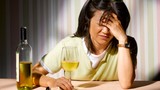 Cảnh báo: Uống rượu có nguy cơ mù mắt, tử vong