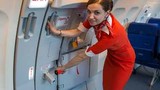 Xem nữ tiếp viên hàng không học cách thoát hiểm