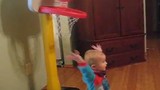 Clip thần đồng bóng rổ 2 tuổi gây “sốt” Youtube