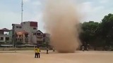 Kinh hãi xem clip lốc xoáy “cuốn người” ở Hà Nội