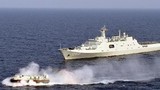 Tàu đổ bộ “khủng” của Trung Quốc tiến sát Malaysia làm gì? 