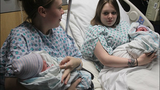 Video: Hai chị em sinh đôi đẻ con cùng ngày