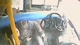 Video: Cột đèn đâm thủng xe bus, tài xế suýt chết