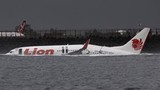 Máy bay Boeing chở 108 hành khách lao xuống biển