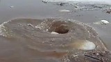Clip xoáy nước “quái vật” gây sốt trên YouTube