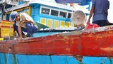 Tàu cá Việt từ Hoàng Sa về bị đâm tơi tả