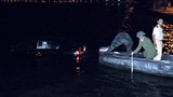 Xế hộp Lexus lao xuống hồ Tây lúc đêm khuya