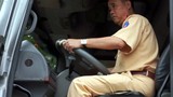 Trưởng phòng CSGT Hà Nội “bắt lỗi” xe vượt đèn đỏ 