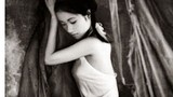 Zoom Hà Nội: Thiếu nữ vai trần gợi cảm với yếm đào