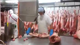 Xem công đoạn xẻ thịt lợn quá nhanh quá nguy hiểm