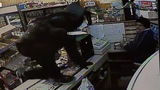 Hỗn chiến kinh hoàng bằng dao giữa chủ cửa hàng và tên cướp