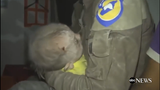 Binh sĩ Syria khóc nức nở khi cứu sống một em bé