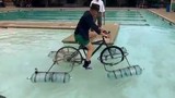 Ngỡ ngàng xe đạp đầu tiên thế giới đi được trên nước