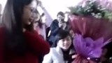 Bé trai tặng hoa cho nữ sinh ĐH Vinh gây xôn xao