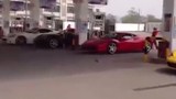 Hàng chục siêu xe Ferrari rồng rắn đổ bộ trạm xăng 