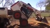 Xe ủi leo lên thùng xe tải bằng cách nào?