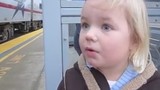 Biểu cảm khó đỡ của bé gái khi nhìn thấy tàu hỏa