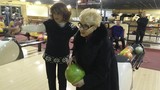 Thán phục cụ bà 84 tuổi chơi bowling siêu đẳng 