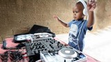 Xem DJ 2 tuổi chơi nhạc miễn chê