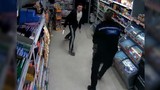 Tên cướp điên cuồng múa dao tấn công nhân viên siêu thị