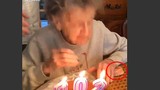 Cụ bà 102 tuổi thổi nến sinh nhật... bay cả răng