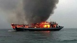 Tàu du lịch bốc cháy, hàng nghìn người mắc kẹt trên đảo