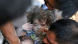 Trẻ em Syria mắc kẹt "giữa hai làn đạn"