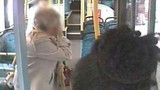 Thiếu nữ ngồi tù vì đánh cụ bà trên xe buýt