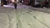 Cận cảnh bọt lạ tràn đầy đường sau động đất ở Nhật Bản