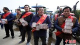 Nông dân Trung Quốc chia nhau nửa triệu USD tiền thưởng Tết