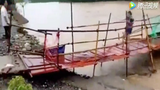 Video: Thoát chết trong gang tấc khi nước lũ cuốn trôi cầu