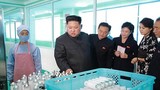 Ông Kim Jong-un đưa vợ đi thăm nhà máy mỹ phẩm