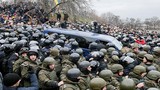 Ukraine: Dân phá xe cảnh sát “giải cứu” cựu Tổng thống Gruzia