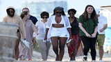 Lạ mắt gu thời trang vợ con ông Obama trên bãi biển Florida