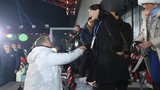 Hình ảnh em gái ông Kim Jong-un bắt tay Tổng thống Hàn Quốc