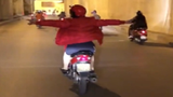Video: Phụ nữ lái xe máy buông cả hai tay ở Hà Nội khiến người đi đường thất kinh
