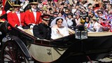 Biển người xem Hoàng tử Harry và cô dâu Markle diễu hành sau hôn lễ