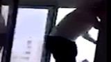 Video: Hãi hùng thiếu niên Nga trượt chân rơi xuống đất từ tầng 11